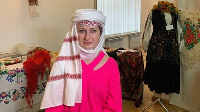 Тернополянка вивчає методи зав’язування української хустки
