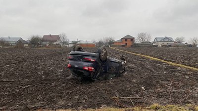 Вилетів у поле і перевернувся на дах: на Франківщині водій не впорався з керуванням