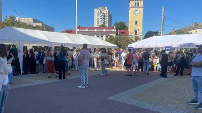 Учасники книгообміну «Книжкова Площа» біля ярмаркових наметів у середмісті Хмельницького