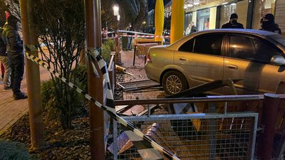 В Одесі автівка влетіла на терасу ресторану: одна людина травмувалася В Одесі автівка влетіла на терасу ресторану: одна людина травмувалася