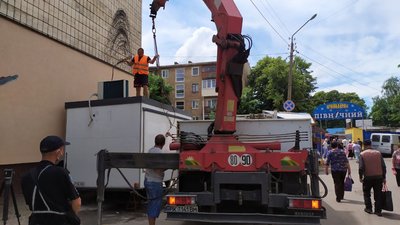 22-й примусовий демонтаж: у Рівному новий кіоск простояв день