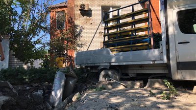 Подвір'я будинку, куди впали уламки боєприпасу