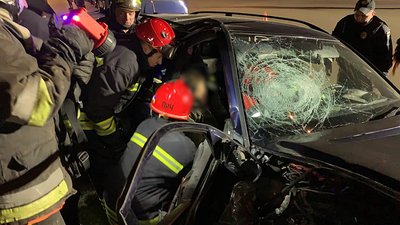 ДТП у Рівному: пасажира легковика діставали рятувальники