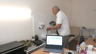 "Намагаюся тримати себе у тонусі": як у селі на Харківщині працює 70-річний єдиний сімейний лікар "Намагаюся тримати себе у тонусі": як у селі на Харківщині працює 70-річний єдиний сімейний лікар
