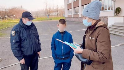 На Прикарпатті затримали 12-річного школяра, який "мінував" школу На Прикарпатті затримали 12-річного школяра, який "мінував" школу