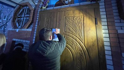 Хмельничани опечатали двері церкви Казанської ікони Божої матері УПЦ (МП) Хмельничани опечатали двері церкви Казанської ікони Божої матері УПЦ (МП)