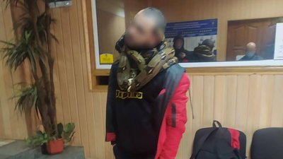 У Києві затримали чоловіка, який розгулював з двома удавами на шиї