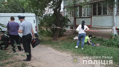 Випав з квартири, коли прийшла поліція: у Харкові розслідують загибель чоловіка Випав з квартири, коли прийшла поліція: у Харкові розслідують загибель чоловіка