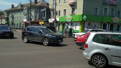Проїзд на червоний: у центрі Рівного – ДТП Проїзд на червоний: у центрі Рівного – ДТП
