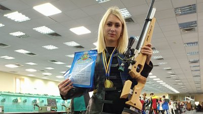 Спортсменка з Хмельниччини на змаганнях зі стрільби виграла дві медалі
