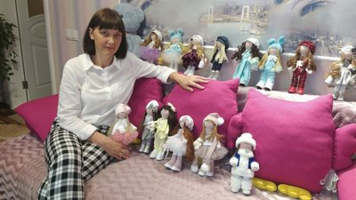 "Я їх дітьми називаю". Викладачка англійської мови з Кропивницького шиє ляльки-великоніжки