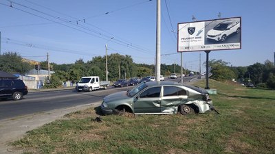 У Полтаві через аварію перекинулося авто: є травмований У Полтаві через аварію перекинулося авто: є травмований