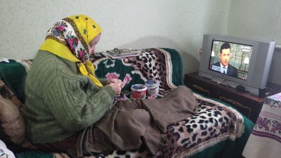 Пенсіонерка з Волині передала військовим 120 пар в'язаних шкарпеток Пенсіонерка з Волині передала військовим 120 пар в'язаних шкарпеток