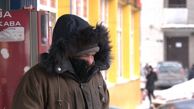 Живе і хуліганить під аптекою у Рівному. Історія безхатьки Валентини, яку захищає закон