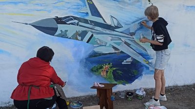 Художниці працюють над муралом, жовтень 2023, Старокостянтинів Художниці працюють над муралом, жовтень 2023, Старокостянтинів