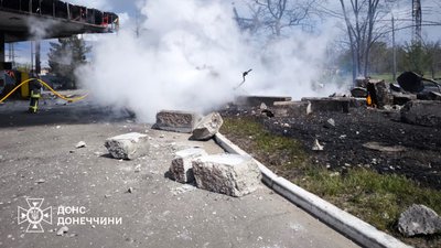 Вогнеборці гасять пожежу, яка сталась внаслідок обстрілу 30 квітня АЗС у Краматорську
