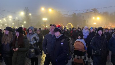 У Тернополі засвітили головну ялинку міста У Тернополі засвітили головну ялинку міста