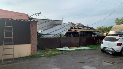 Повалені дерева та зірвані дахи. Наслідки негоди на Дніпропетровщині Повалені дерева та зірвані дахи. Наслідки негоди на Дніпропетровщині