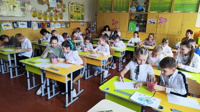 Дитячими малюнками прикрашені позиції бійців волинської бригади ТРО на сході Дитячими малюнками прикрашені позиції бійців волинської бригади ТРО на сході