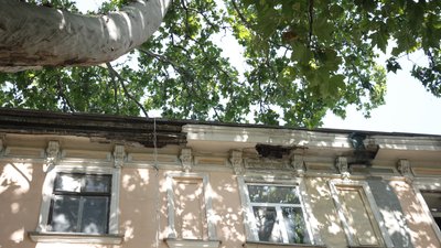 У будинку в центрі Одеси обвалилася частина карнизу