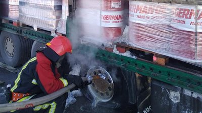 На Рівненщині загорілась вантажівка, яка перевозила 20 тонн машинного мастила На Рівненщині загорілась вантажівка, яка перевозила 20 тонн машинного мастила
