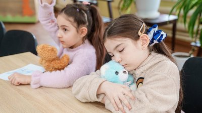 Допомагають дітям впоратись зі стресом: у Вінниці працює безкоштовна кімната терапевтичної іграшки