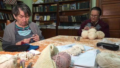 Шкарпетки від бабусі: мешканки Львівського геріатричного пансіонату в'яжуть речі на замовлення Шкарпетки від бабусі: мешканки Львівського геріатричного пансіонату в'яжуть речі на замовлення