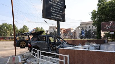 Обстріл Херсона, спалене авто