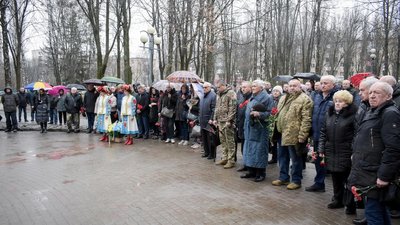 Покладання квітів афганцям