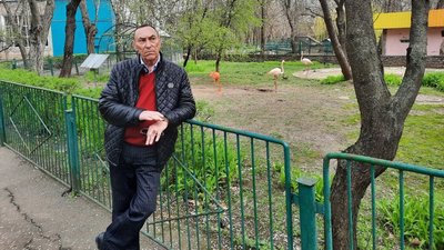 14 квітня 1978 року, проходячи повз Миколаївський міський зоопарк, Володимир Топчий побачив оголошення: "Зоопарку потрібен біолог". Вирішив запитати про вакансію. Так почався його професійний шлях — від екскурсовода до директора закладу.