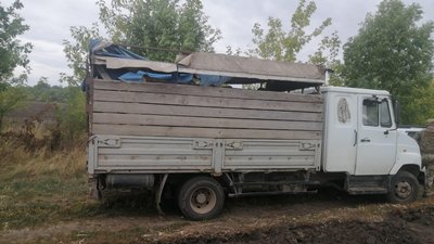 Вивозили вантажівкою: на Вінниччині троє чоловіків незаконно зрізали дерева