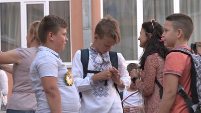 1 вересня без квітів: у чернігівській школі відмовились від букетів на користь мами учениці