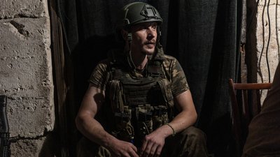 Військовий з екіпажу безпілотних систем в укритті на бойовій позиції поблизу Торецька