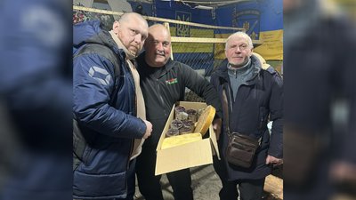 Майже 50 кг бжолиного воску та парафіну для окопних свічок передали пасічники волонтерам