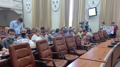 Сьома спроба зібрати сесію Запорізької міськради провалилася. До депутатів звернулися погорільці