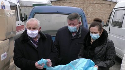 Лікарні Херсона, які працюють з хворими на COVID-19, отримали захисні комбінезони Лікарні Херсона, які працюють з хворими на COVID-19, отримали захисні комбінезони