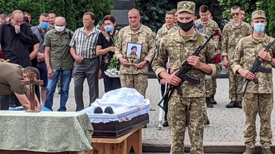 У районі на Волині попрощалися із загиблим бійцем У районі на Волині попрощалися із загиблим бійцем