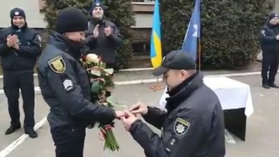 Львівська патрульна отримала звання лейтенанта та пропозицію одруження