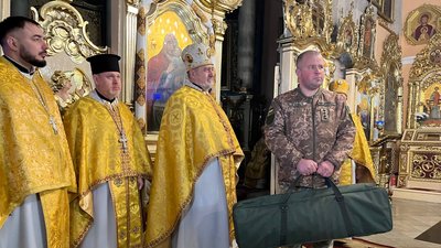 "Хай допоможе очистити шлях": на Львівщини парафіяни храму передали військовим міношукач