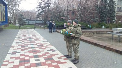 День збройних сил України. У Миколаєві вшанували пам'ять загиблих День збройних сил України. У Миколаєві вшанували пам'ять загиблих