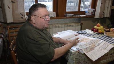 Віктор Шкурко показує проєкт Центру спільнототворення, у який пропонує перенести музей у Коропі Віктор Шкурко показує проєкт Центру спільнототворення, у який пропонує перенести музей у Коропі
