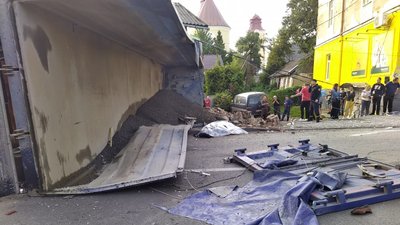 На Львівщині трапилася аварія за участі вантажівки, загинули чотири людини На Львівщині трапилася аварія за участі вантажівки, загинули чотири людини
