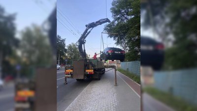 Поліція евакуює авто на штрафмайданчик Поліція евакуює авто на штрафмайданчик