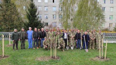 Алея Едельвейс. На Житомирщині висадили 59 дерев у пам'ять про загиблих бійців прикарпатської "десятки" Алея Едельвейс. На Житомирщині висадили 59 дерев у пам'ять про загиблих бійців прикарпатської "десятки"
