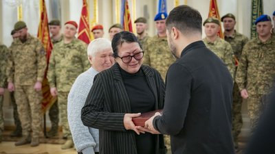 Зеленський передав орден полеглого захисника з Луганщини рідним
