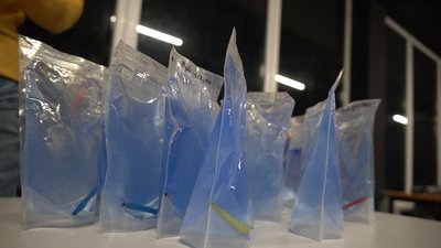 Мукачівські волонтери виготовляють грілки для військових на передову Мукачівські волонтери виготовляють грілки для військових на передову