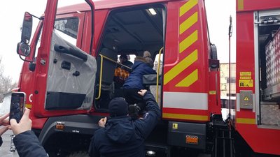 Сумські рятувальники влаштували екскурсію для дітей Сумські рятувальники влаштували екскурсію для дітей