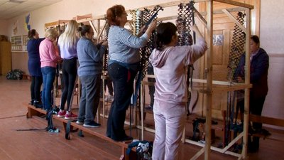 У селі на Черкащині переселенці з "гарячих" областей оговтуються та допомагають фронту
