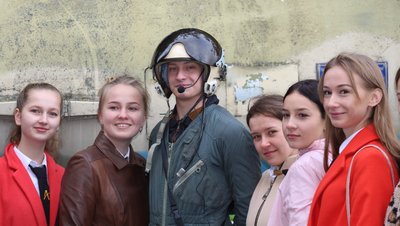Курсанти Льотної академії проводять єкскурсії авіамістечком у костюмах минулих років Курсанти Льотної академії проводять єкскурсії авіамістечком у костюмах минулих років