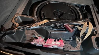Стріляв з автомата біля річки та їхав селом зі зброєю:  затримали чоловіка
